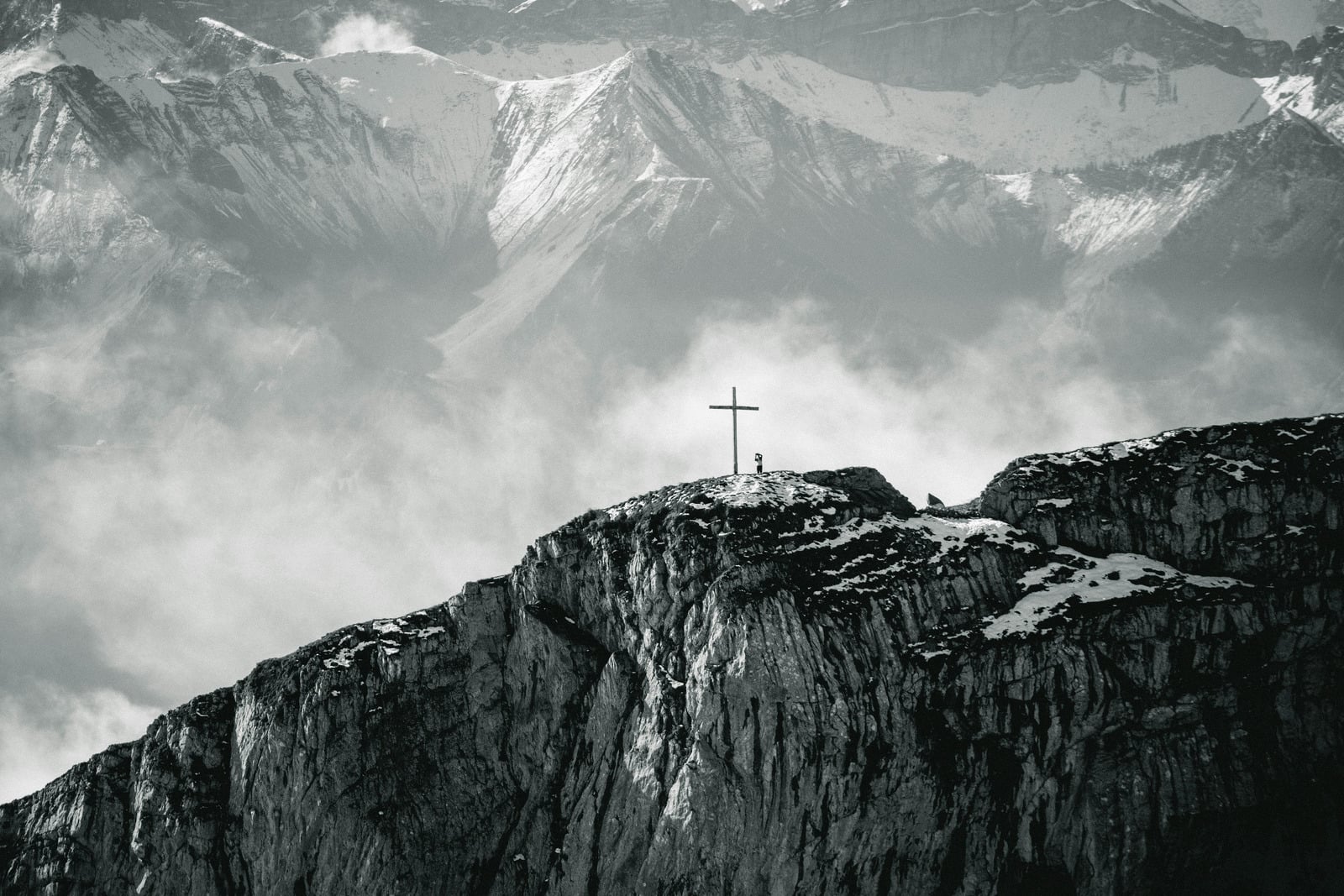 Una cruz en la cima de una montaña